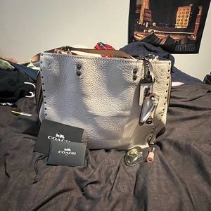 a Medium White coach bag with a Tan color on the inside.